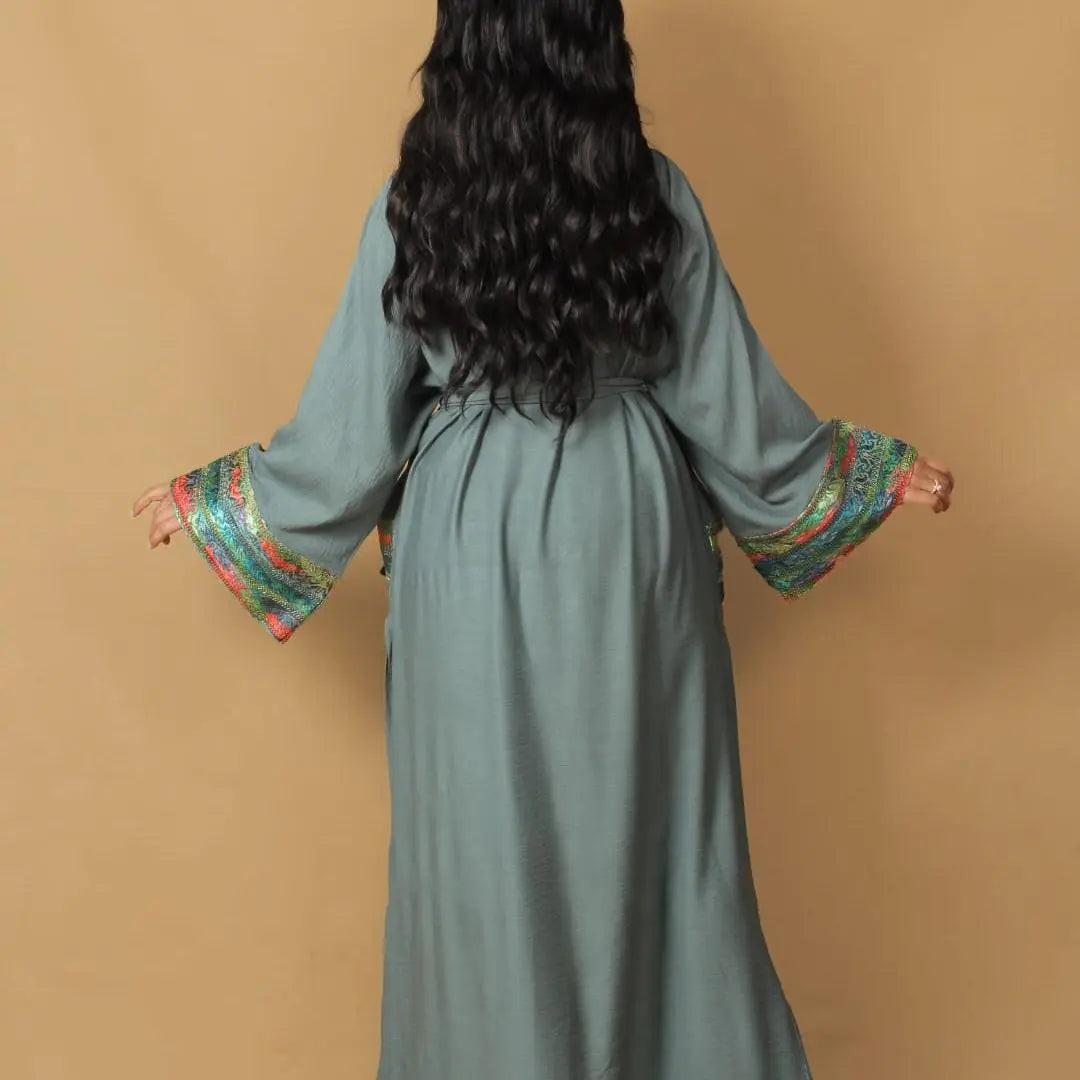 كاب قصير مطرّز من قماش CY – فري سايز وألوان متعددة | Short Embroidered CY Fabric Cape – Free Size & Multi Colors