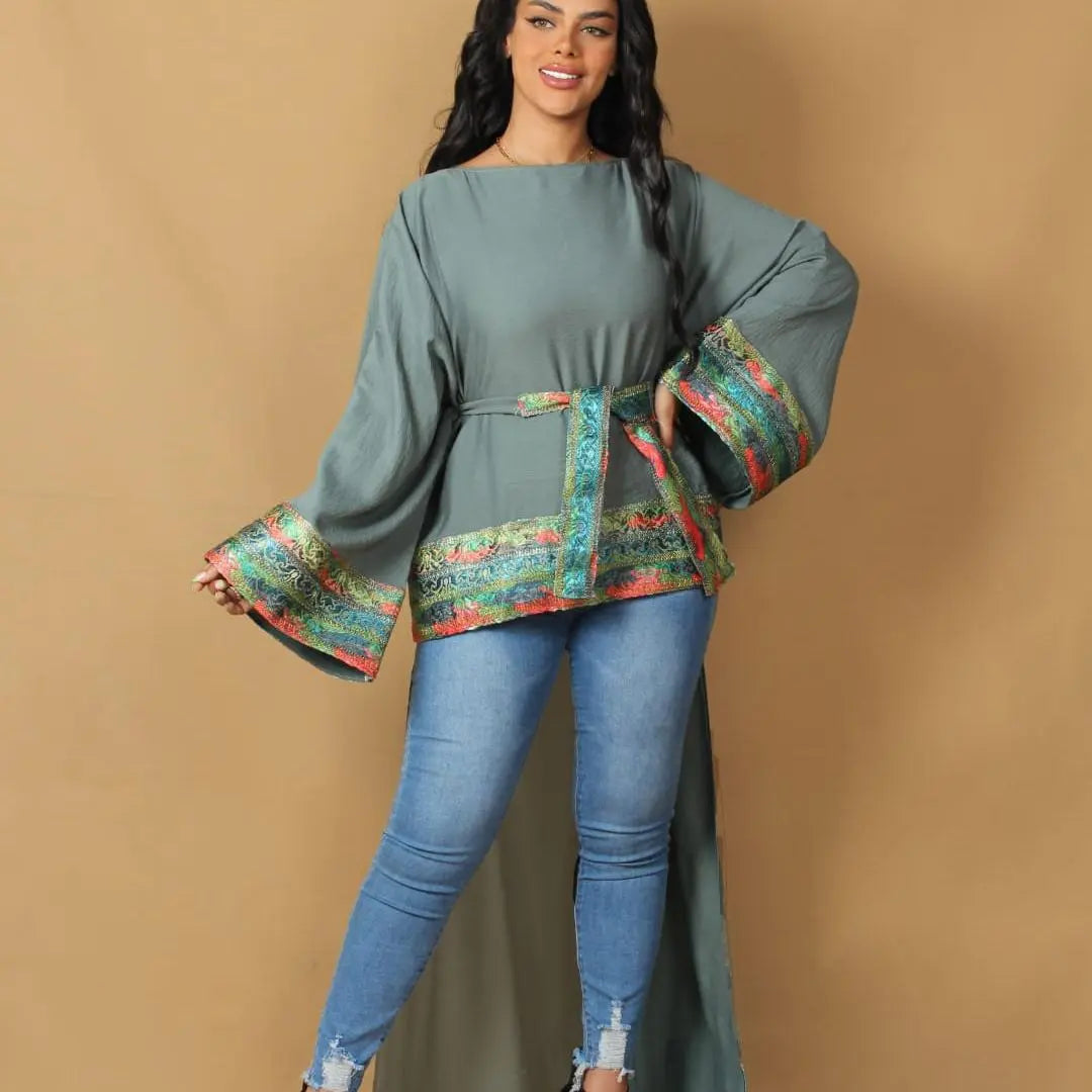 كاب قصير مطرّز من قماش CY – فري سايز وألوان متعددة | Short Embroidered CY Fabric Cape – Free Size & Multi Colors