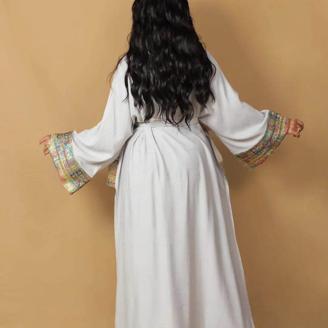 كاب قصير مطرّز من قماش CY – فري سايز وألوان متعددة | Short Embroidered CY Fabric Cape – Free Size & Multi Colors
