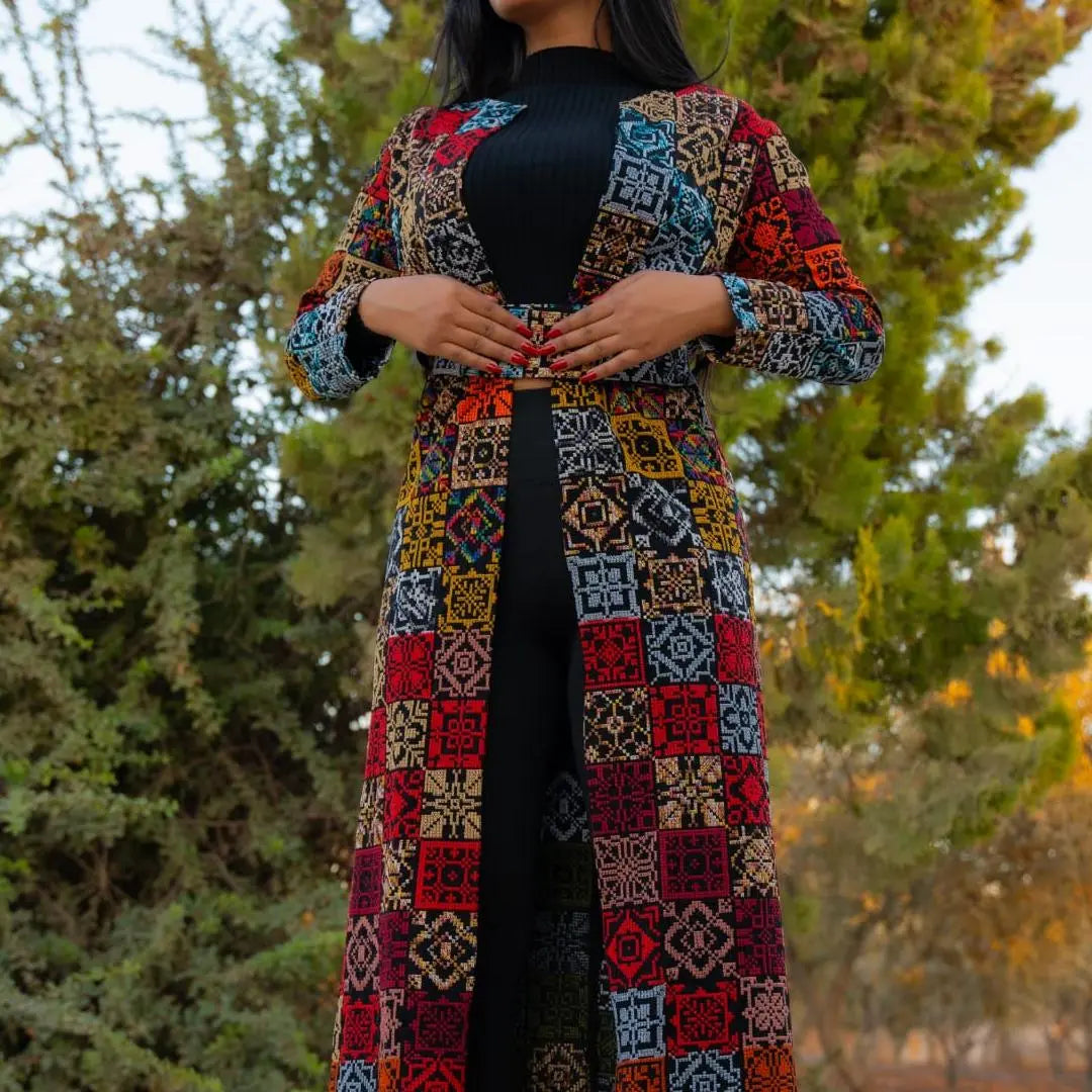 كاب مطرّز مفتوح فري سايز | Open Embroidered Cape – Free Size